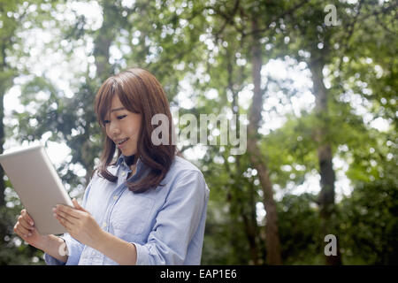 Una donna in un parco di Kyoto. Foto Stock