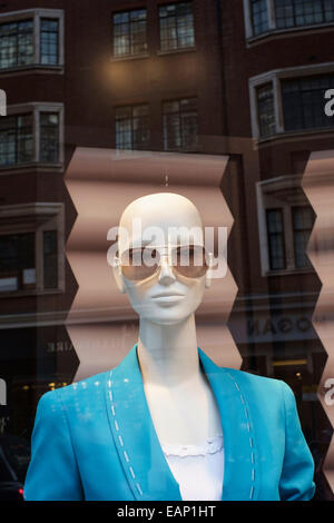 Manichino in negozio di moda windows Sloane Street Londra Inghilterra REGNO UNITO Foto Stock