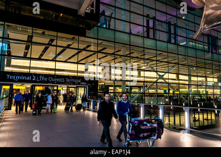 Due Terminal Arrivi Internazionali hall presso il nuovo terminal dell'aeroporto di Londra Heathrow Foto Stock