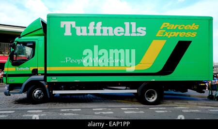 Un verde la Tuffnells Parcels Express delivery van England Regno Unito Foto Stock