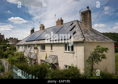 Pannelli solari installati sul tetto in Nailsworth, Gloucestershire, Regno Unito Foto Stock