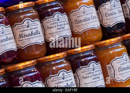 Cibi francesi importati, la Maison Francaise, varietà di marmellate francesi, confit, vasetti di conserve di frutta e confit marmellata sugli scaffali. Foto Stock