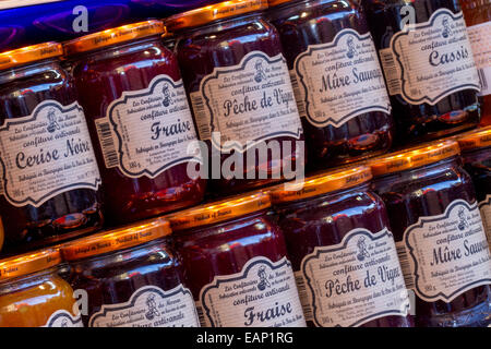 Cibi francesi importati, la Maison Francaise, varietà di marmellate francesi, confit, vasetti di conserve di frutta e confit marmellata sugli scaffali. Foto Stock