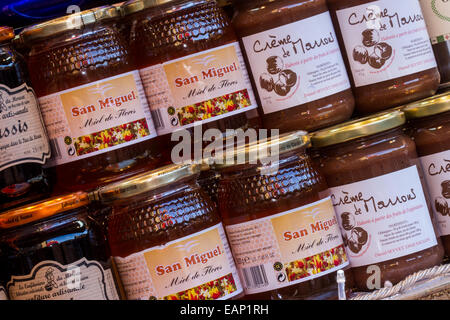 Cibi francesi importati, la Maison Francaise, varietà di marmellate francesi, confit, vasetti di conserve di frutta e confit marmellata sugli scaffali. Foto Stock