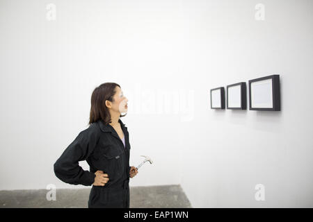 Un artista al lavoro in studio. Foto Stock