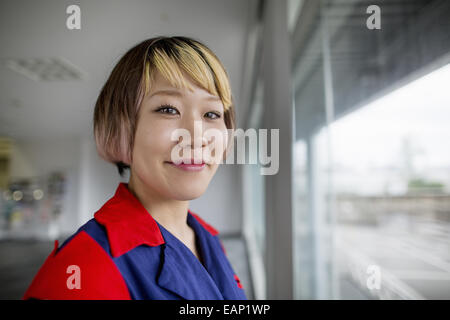 Un artista al lavoro in studio. Foto Stock