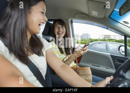 Madre e figlia su un viaggio di shopping. Foto Stock