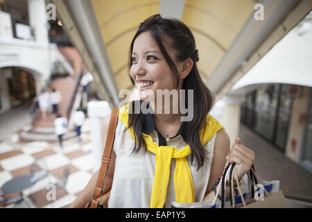 Giovane donna su un viaggio di shopping. Foto Stock