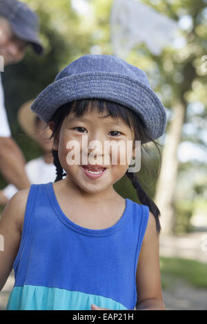 Giovane ragazza che indossa un vestito estivo e cappello per il sole. Foto Stock