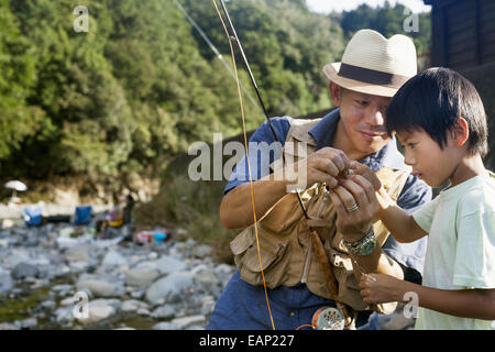 Padre e figlio di pesca da un flusso. Foto Stock