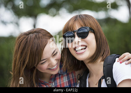 Due giovani donne nel parco. Foto Stock