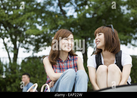 Due giovani donne nel parco. Foto Stock