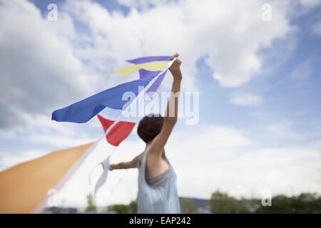 Giovane donna nel parco. Foto Stock