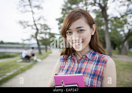 Giovane donna nel parco. Foto Stock