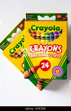 Scatole di 24 pastelli Crayola impostato su sfondo bianco Foto Stock