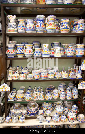 La visualizzazione di oggetti di ceramica all'interno di Santa Ana piastrella ceramica shop in Triana, Siviglia, Spagna Foto Stock