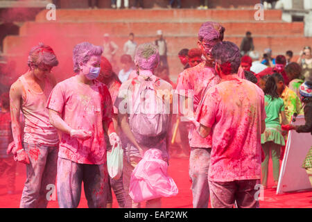 Il COLOUR RUN, parte di Holi festival celebrazioni a Kathmandu, Nepal Foto Stock