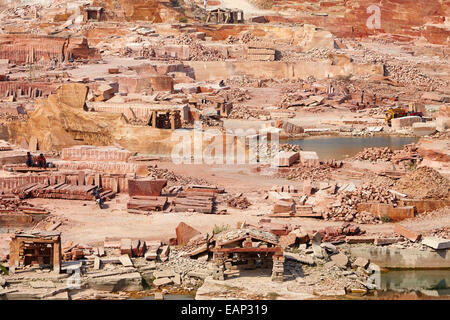 Cava di pietra arenaria vicino a Jaisalmer in Rajasthan Foto Stock