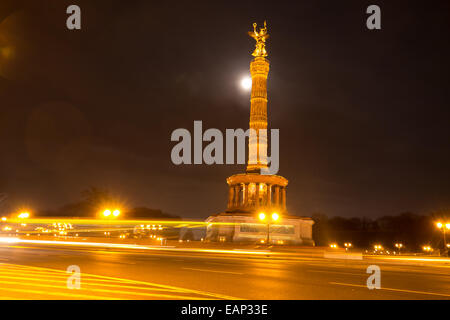 Vetture a siegessäule a Berlino Foto Stock