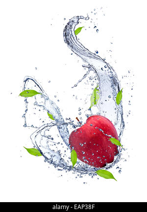 Red apple in acqua splash, isolati su sfondo bianco Foto Stock