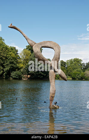 Ernö Bartha scultura di un uccello in Victoria Park Lake. Foto Stock