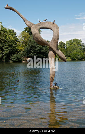 Ernö Bartha scultura di un uccello in Victoria Park Lake. Foto Stock