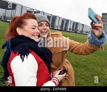 Berlino, Germania. Xix Nov, 2014. Televisione ospitante Enie van de Meiklokjes e top model Eva Padberg presso la campagna partecipativa 'Augen auf fuer Kinderrechte' (lit. Gli occhi sui diritti dei bambini) da UNICEF e il Deutsches Kinderhilfswerk (tedesco per bambini organizzazione di sfiato) di fronte al Reichstag di Berlino, Germania, 19 novembre 2014. Scuola di Berlino i bambini presenti i loro politici suggerimenti e richieste su grandi piastre porta. Foto: Jens KALAENE/dpa/Alamy Live News Foto Stock