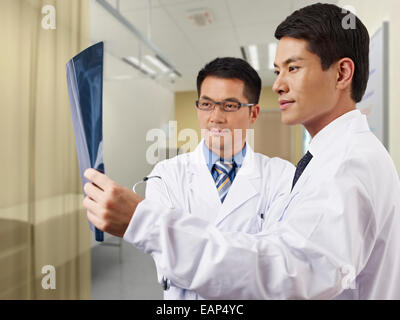 Asian professionisti del settore medico Foto Stock