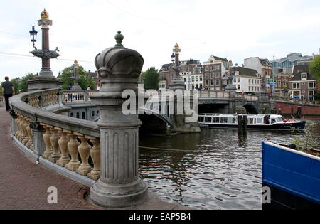 Ornato del XIX secolo Blauwbrug (ponte blu) che attraversa il fiume Amstel di Amsterdam tra Waterlooplein e Amstelstraat Foto Stock