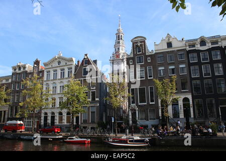 Kloveniersburgwal canal tra Raamgracht e Nieuwmarkt nel centro di Amsterdam, con torre del XVII secolo Chiesa Zuiderkerk Foto Stock