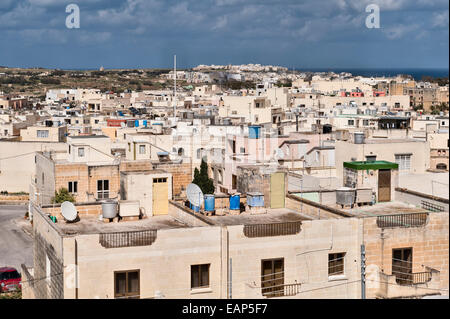 Zejtun, Malta. Una vista dal tetto mostra molte case con scaldabagno solari passivi Foto Stock