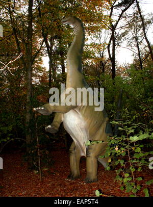 Modello di un Apatosaurus (Brontosaurus) dall'era giurassica. Full-size dino statua a Dinopark Zoo di Amersfoort, Paesi Bassi Foto Stock