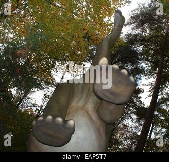 Modello di un Apatosaurus (Brontosaurus) dall'era giurassica. Full-size dino statua a Dinopark Zoo di Amersfoort, Paesi Bassi Foto Stock
