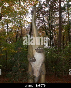 Modello di un allevamento Apatosaurus (Brontosaurus) dall'era giurassica. Full-size dino statua a Dinopark Amersfoort, Paesi Bassi Foto Stock