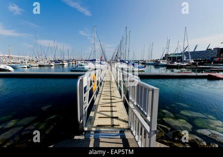 Porto Chantereyne Cherbourg yacht marina con pontoon rampa di accesso e cancello aperto Foto Stock