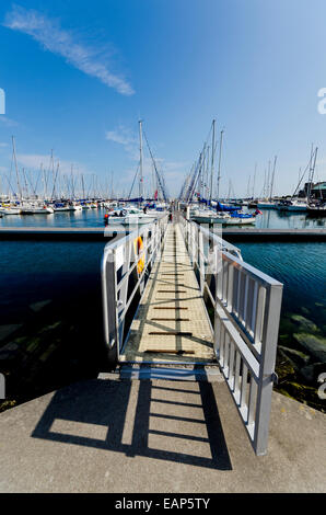 Porto Chantereyne Cherbourg yacht marina con pontoon rampa di accesso e cancello aperto Foto Stock