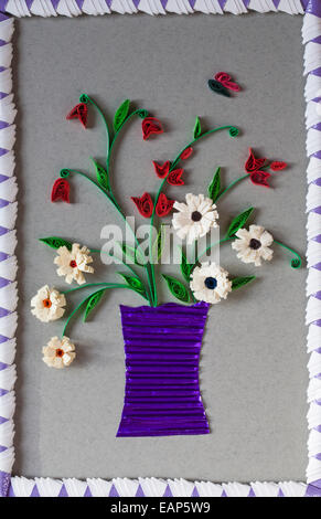 Carta quilling vaso di fiori sulla foto artigianale con telaio origami Foto Stock