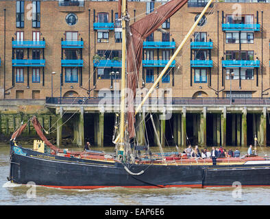 Barca a vela passando gli appartamenti di lusso sul fiume Tamigi nella zona est di Londra Inghilterra Europa Foto Stock