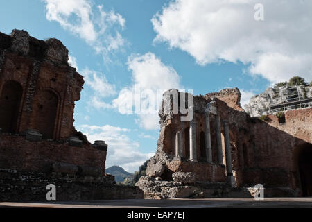 L'antico teatro Greco di Taormina, il Teatro Greco Antico di Taaormina, è la seconda più grande del suo genere in Sicilia ed è spesso utilizzato per spettacoli. Con la Sicilia del quattordici per cento il tasso di disoccupazione tra i più alti in Italia, navigatori dell'economia guardare al turismo come una delle principali fonti di reddito in futuro in tutta l'isola. Foto Stock