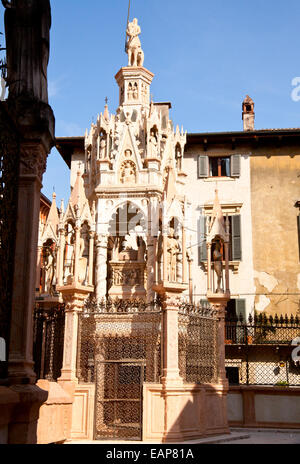 Famoso gotico monumento funerario tombe Scaligero (Arche scaligere) di Verona, Italia Foto Stock