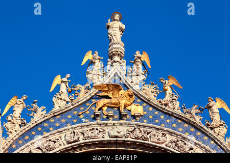Dettagli sul tetto della Cattedrale Patriarcale Basilica di San Marco a Venezia Foto Stock