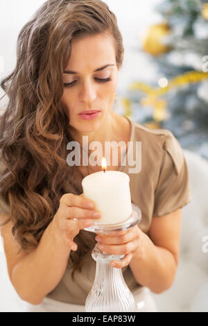 Ritratto di giovane donna candela di soffiatura Foto Stock