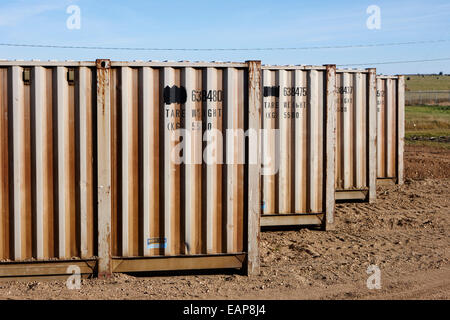 Il vecchio metallo contenitori di spedizione utilizzata come storage Saskatchewan Canada Foto Stock