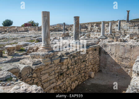 Le antiche rovine romane consistente dell'Agorà, Stoa e il ninfeo romano a Kourion Cipro. Foto Stock