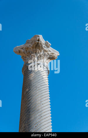 Antico romano colonna di marmo rovine di Kourion, sulla costa meridionale di Cipro. Foto Stock