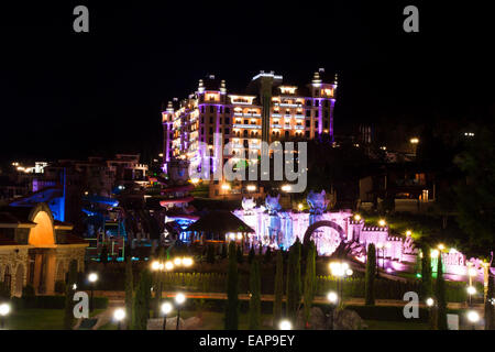 Sunny Beach, Bulgaria - 18 Giugno 2011: Il Royal Castle Hotel in Sunny Beach, la Bulgaria si è visto durante la notte nel mezzo della somma Foto Stock