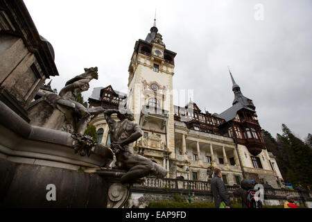 Sinaia, Bulgaria - 19 Aprile 2014: il castello rinascimentale nei Carpazi il Castello di Peles è visto nei primi mesi del th morni Foto Stock