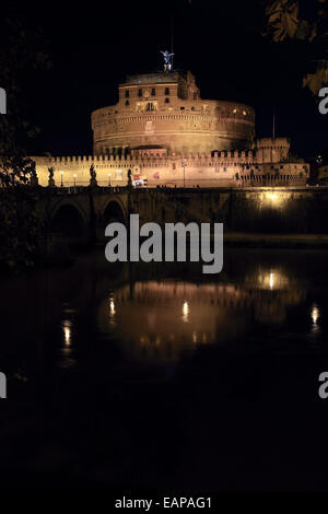 Castello di Santo Angelo e di Santo Angelo ponte sopra il fiume Tevere a Roma di notte, Italia Foto Stock