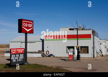 Strada co-op stazione di servizio vecchio rifugio nissena bengough Saskatchewan Canada Foto Stock