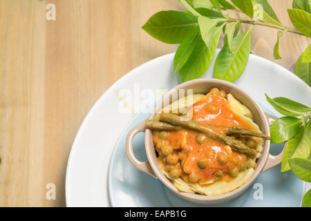 Casseruola, Italian pasta farcita con asparagi di pomodori e piselli su sfondo di legno Foto Stock